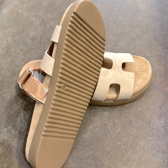 STEVE MADDEN “MAYVEN” ROSE GOLD SANDAL. BRAND NEW. SIZE 7.0 - Picture 2 of 5